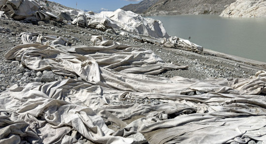 Der Walliser Staatsrat bestätigt: Installationen und Plastikblachen am Rhonegletscher sind illegal