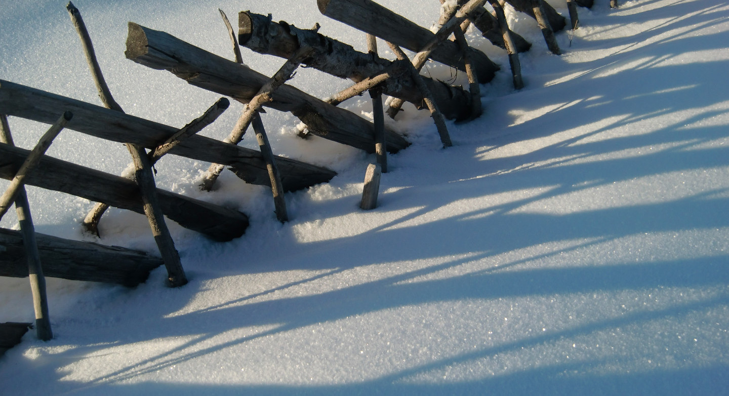 Holzzaun im Schnee